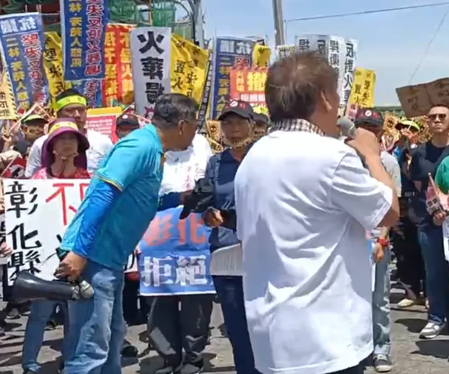 反火葬場自救會表示,二林地區是彰化縣重要的農漁業重鎮,擔心火葬場運作過程中產生的戴奧辛會造成嚴重空氣污染,影響當地農漁業生產。(圖/中天新聞)