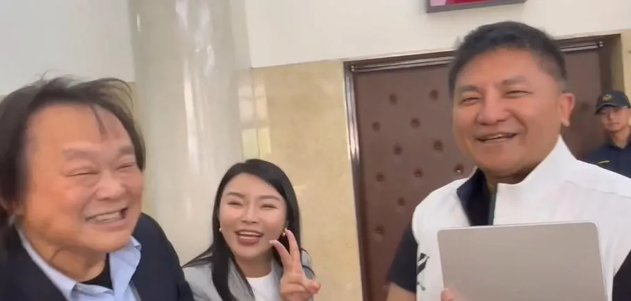 最近不少人找民進黨立委王世堅（左）合照，國民黨立委張嘉郡(中)透露，自己也要了一張；一旁的立委吳宗憲笑稱世界巨星。（中天新聞）