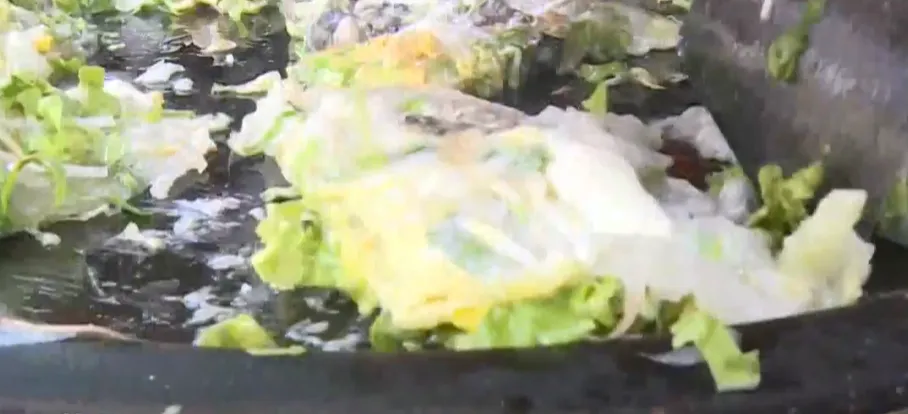 曾有孩童被阿公帶往夜市食用「蚵仔煎」,隔天即開始發燒並排出血便。(示意圖/中天新聞)