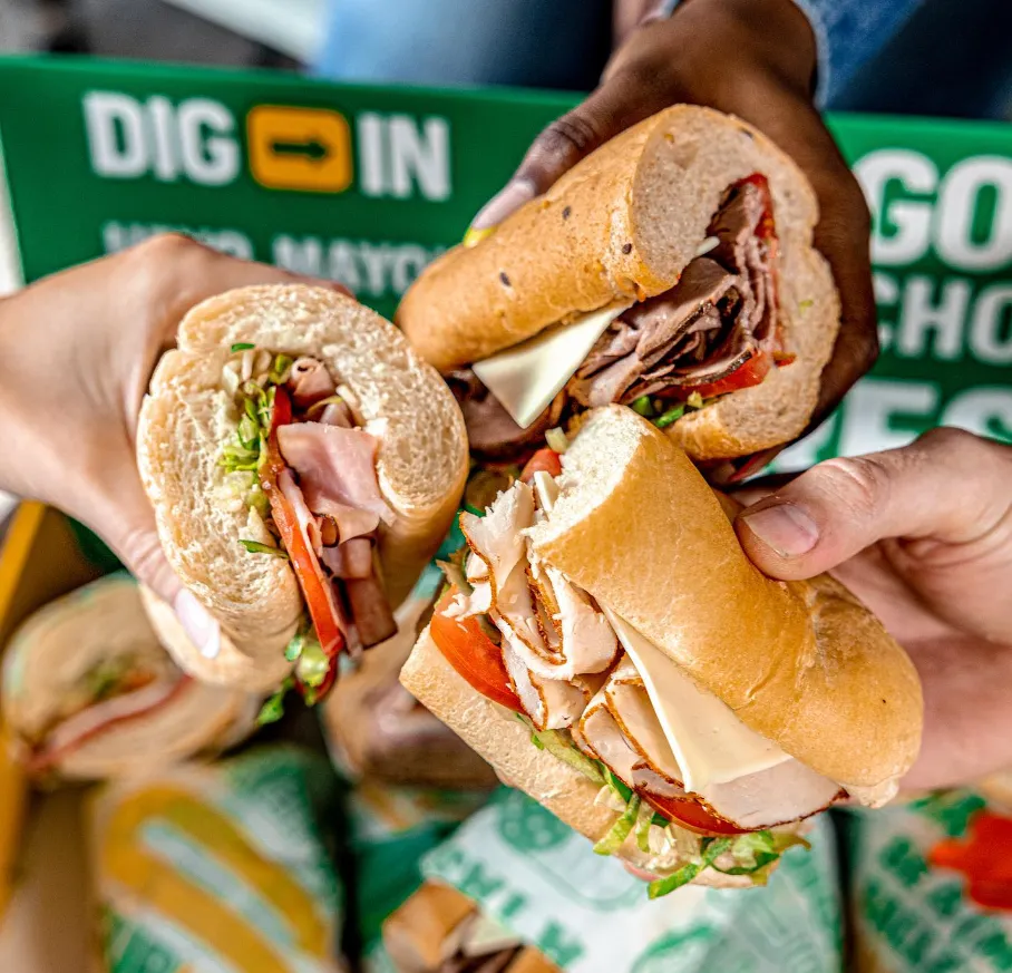 速食連鎖品牌SUBWAY爆發食安風波。一名自稱前員工的民眾近期在直播中爆料，指稱巴馬乾酪麵包因粉料含有台灣違禁成分而遭下架，千島醬則因上游供應鏈含致癌油而停止供應，但官方未對外說明真相，引發消費者疑慮。&nbsp;（圖／翻攝Instagram@subway）