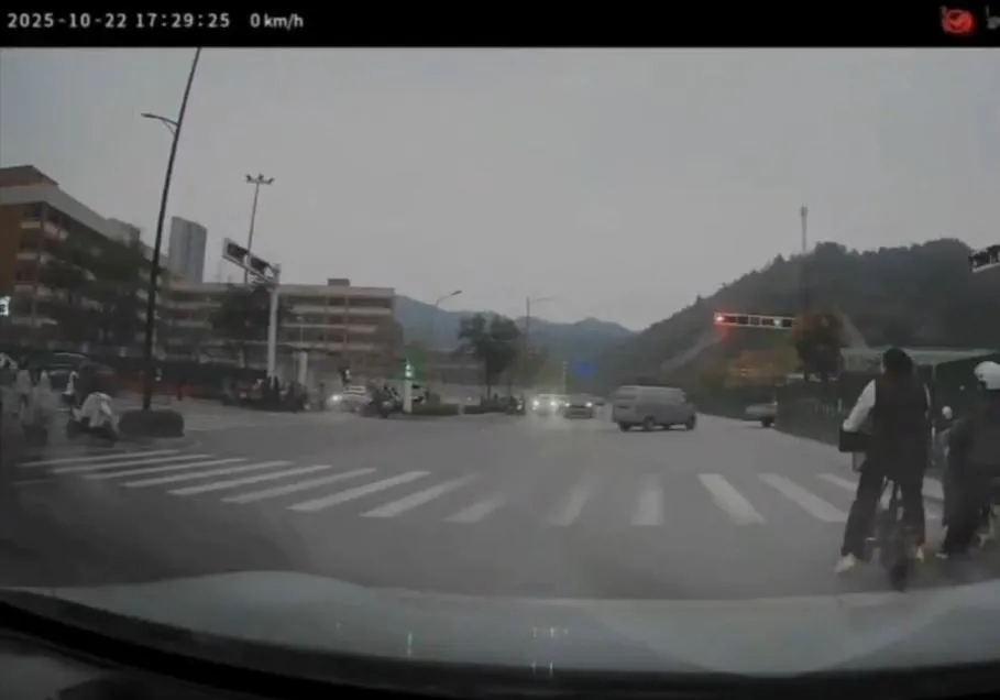 大陸湖北十堰市22日傳出汽車衝撞人群事件。(圖/翻攝微博)