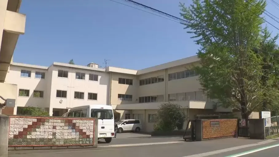 事發的上本鄉小學。（圖／NNN）