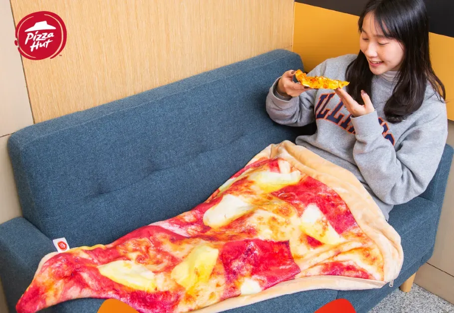 新品「夏威夷披薩睡袋」保暖推出。(圖/翻攝自必勝客 Pizza Hut臉書)