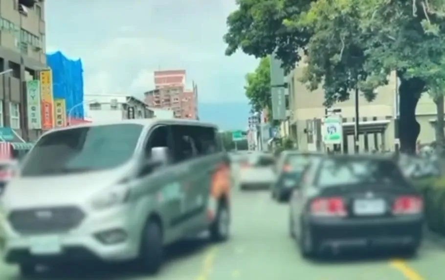 台東基督教醫院外一輛松德長照車疑因駕駛突發疾病，在醫院外逆向行駛並不斷繞圈，短短48秒內連續繞行4圈，嚇壞附近行人與機車騎士。（圖／翻攝畫面）