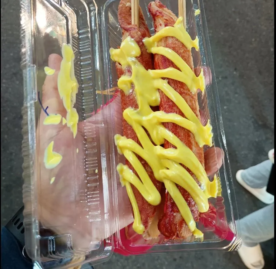 日本遊客在台買帝王蟹肉棒，只是蟹肉棒，味道也不滿意。（圖／翻攝Threads）