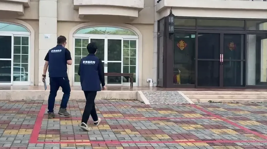 墾丁民宿業者說第一天忘了留房間，帶他們去其他民宿，但懷疑業者根本超賣。（圖／中天新聞）
