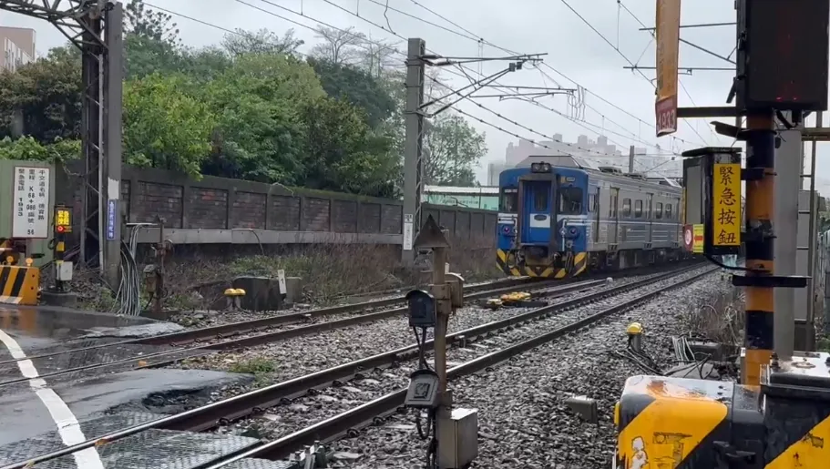 南部受到豪大雨強烈襲擊，台鐵台南站內今（22日）清晨6時30分許水淹軌面。（示意圖／中天新聞）