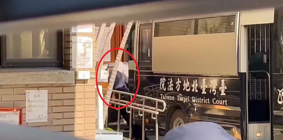 惡保母姊妹搭囚車抵達北院畫面曝光。(圖/中天新聞)