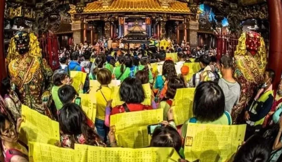 白沙屯媽徒步進香團在北港朝天宮讀疏文上告媽祖婆。(圖／拱天宮提供)