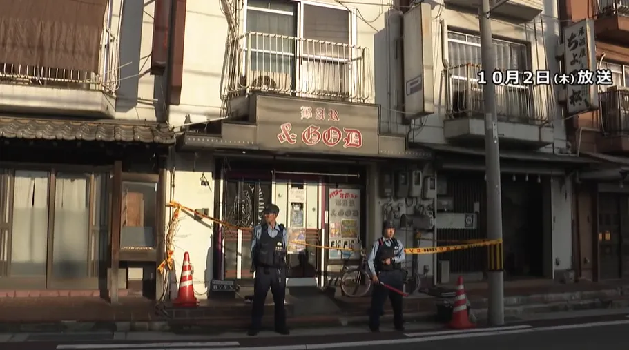 警方封鎖了案發的住商混合住宅。（圖／NNN）