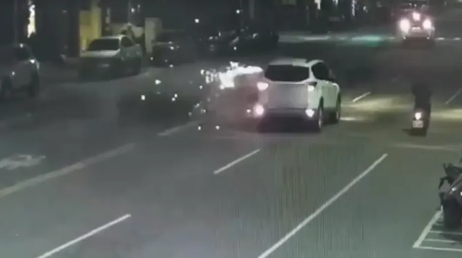 高雄驚見「移動炮台」白色轎車街頭沿路狂炸鞭炮,警方鎖定車主重罰在即。(圖 /翻攝畫面)