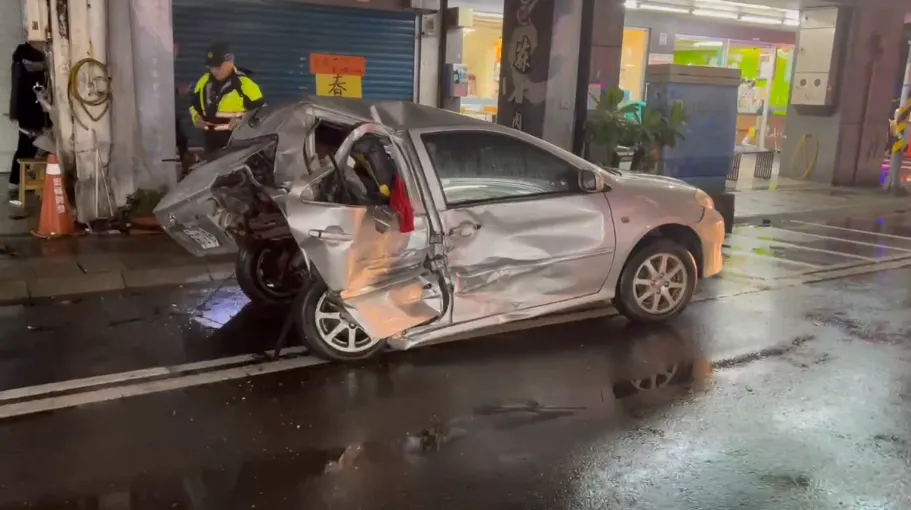 宜蘭市晚間連環車禍。（圖／翻攝畫面，下同）