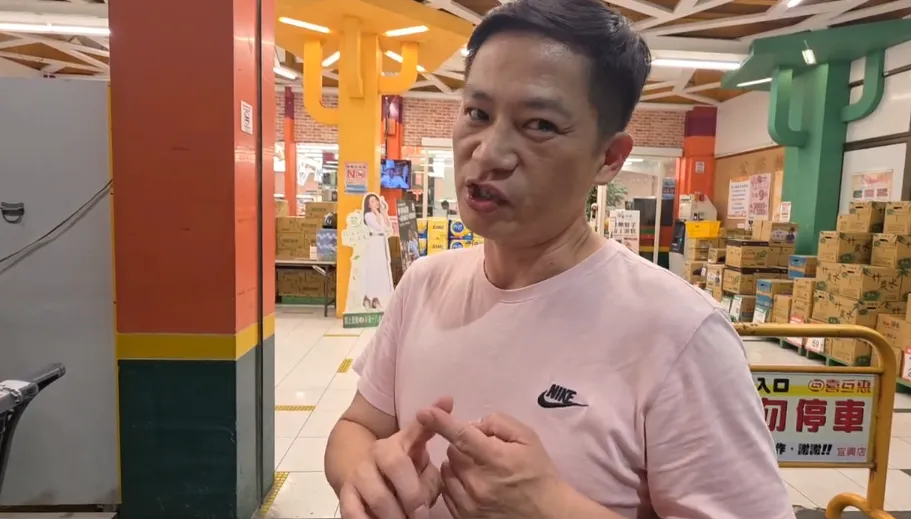 民眾受訪時表示,地震當下體感沒有到晃很大,但大約也震了有十秒。(圖/中天新聞)