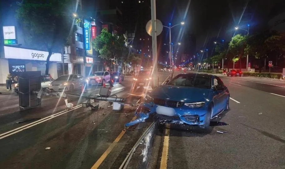 昨晚高雄一輛限量的BMW M4跑車自撞分隔島。（圖／翻攝畫面）