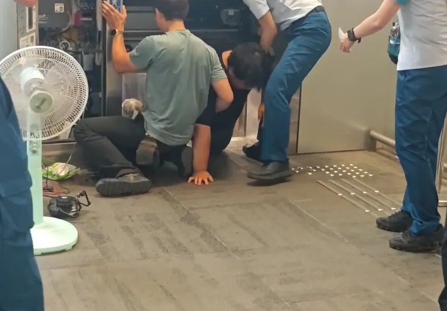 受困電梯民眾爬出。（圖／翻攝畫面）