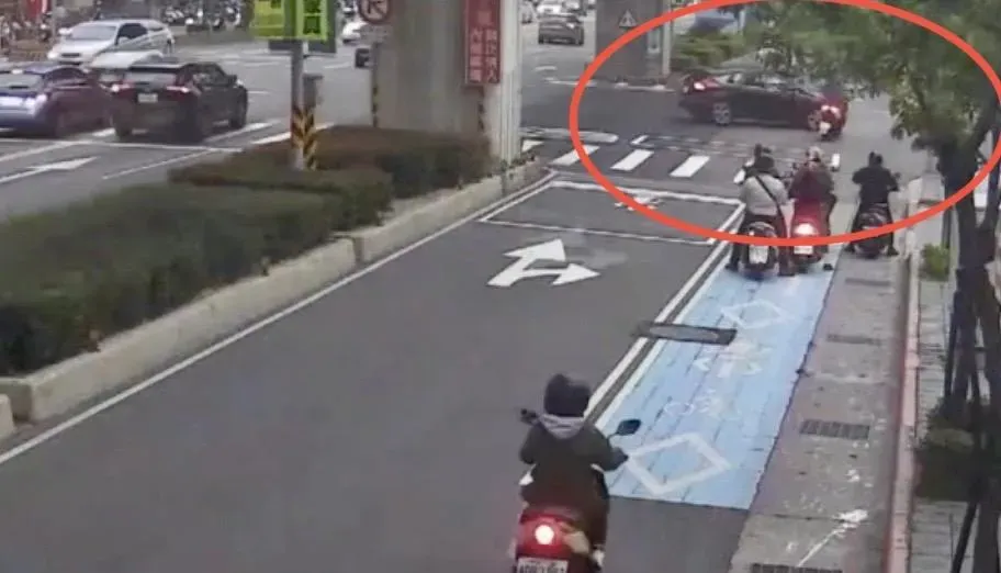 黑色自小客車違規右轉肇事與機車擦撞。(圖/翻攝畫面)