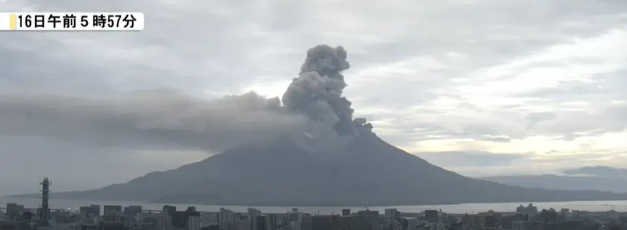日本九州鹿兒島縣的櫻島火山近日連續多次噴發。（圖／NNN）