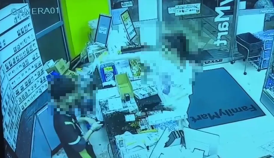 台中南屯醉女砸紅酒潑啤酒，店員手部遭割傷。（圖／翻攝自記者爆料網）