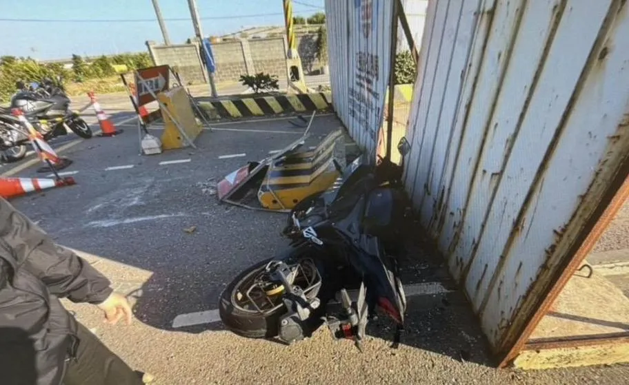 桃園大園今早發生一起機車自撞車禍。（圖／翻攝畫面）