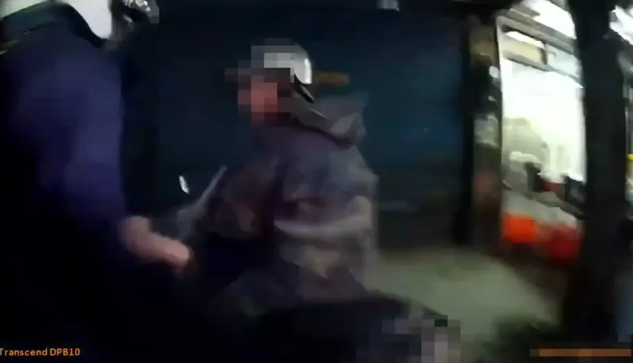 三峽警分局火速圍捕,查獲毒品通緝犯並依法告發14項違規。(圖/警方提供)