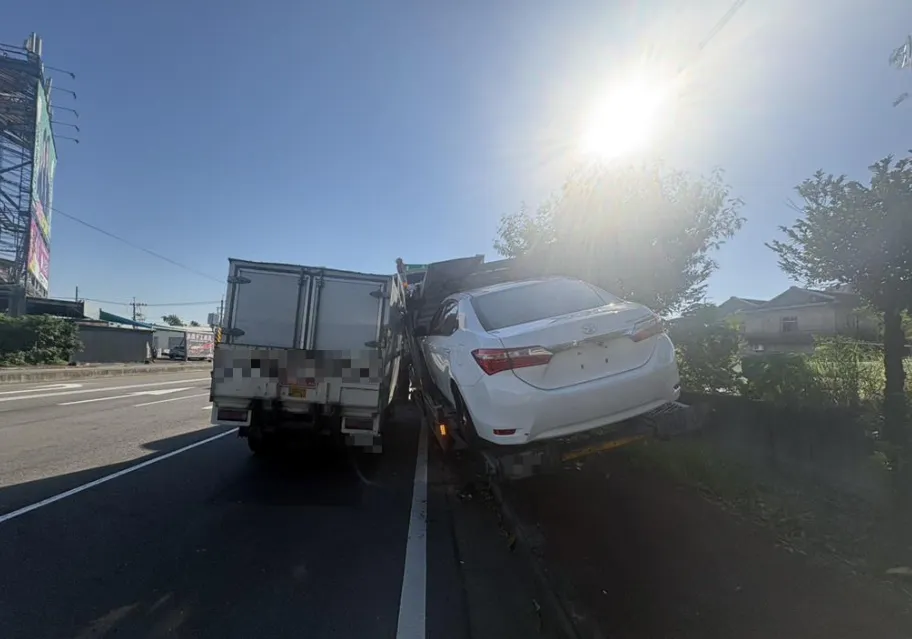 現場5輛車猛然連續撞擊疊堆，場面令人膽戰心驚，汽車零件散落一地。（圖／警方提供）
