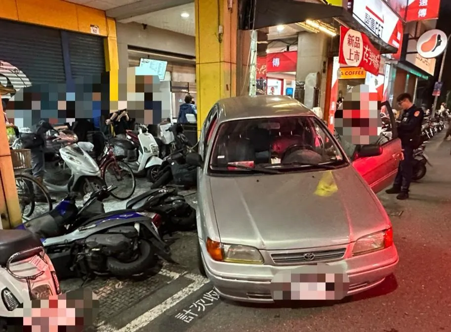 高雄傍晚發生嚴重車禍，一名男子倒車時撞上後方6部機車。（圖／翻攝畫面）
