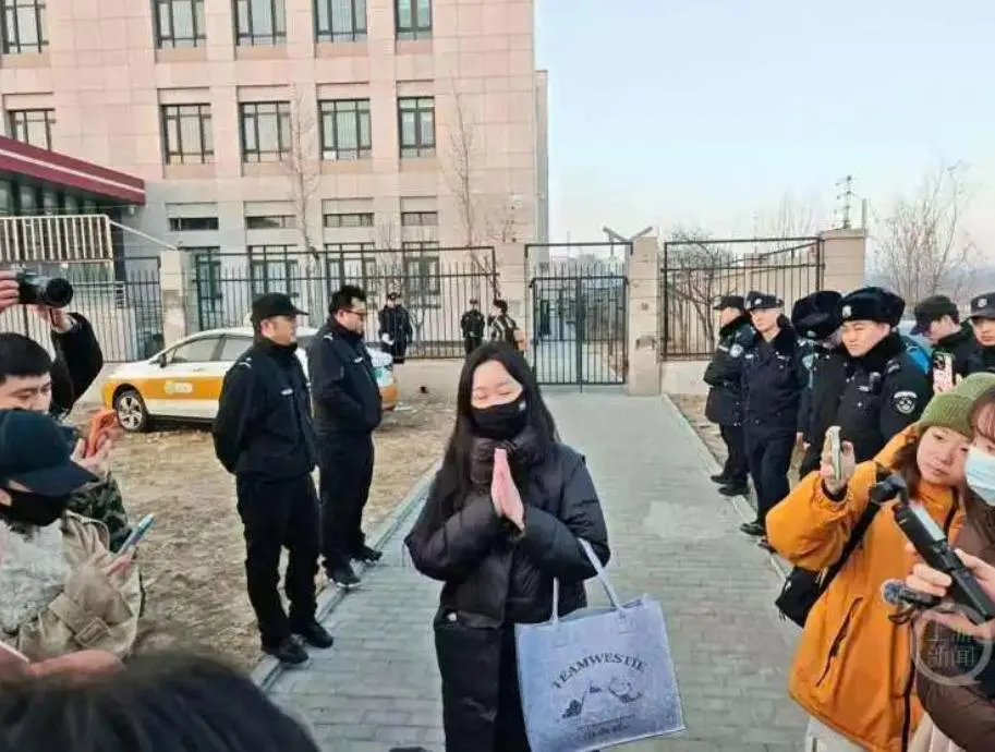 被害寵物犬女主人李女士向支持者致謝。（圖／翻攝上游新聞）