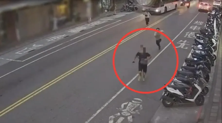 竊嫌下公車見警方靠近立刻狂奔。(圖/翻攝畫面)