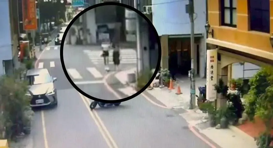 一名騎乘腳踏車的男子突然從後方出現，朝她背部重擊一掌後隨即騎車離去。（圖／民眾提供）