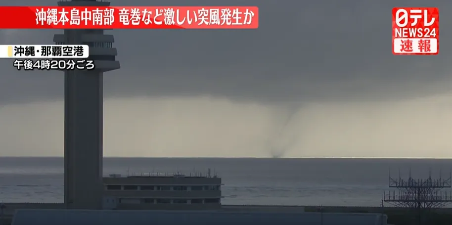 那霸機場的攝影機拍攝到的強烈突風畫面。（圖／NNN）