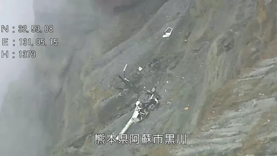 警方公布的觀光直升機墜入火山口畫面。（圖／NNN）