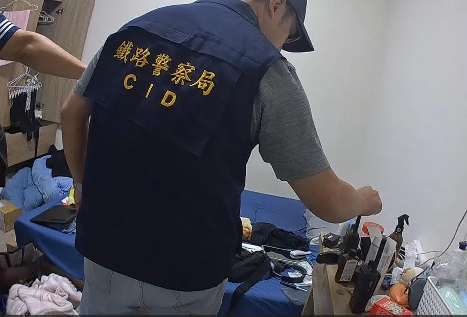 警方搜索。（圖／鐵路警察局刑事大隊提供）