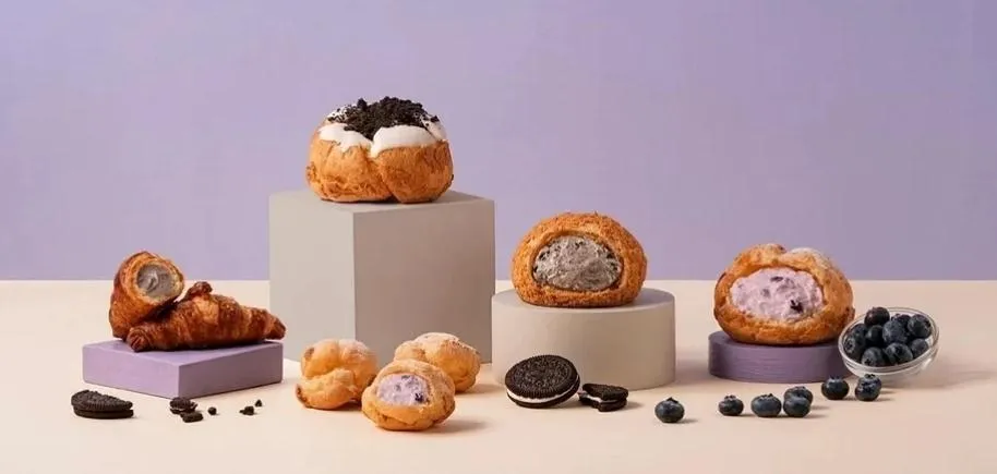 日式泡芙專家 beard papa’s本月主打商品「餅乾巧酥泡芙」將 OREO 餅乾結合招牌卡士達、打發鮮奶油與濃郁煉乳,打造帶有顆粒口感的可可香草風味。(圖/beard papa’s提供)