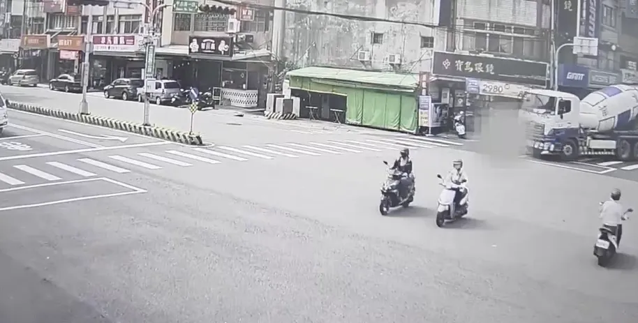 監視器拍下車禍驚悚瞬間。（圖／翻攝畫面）
