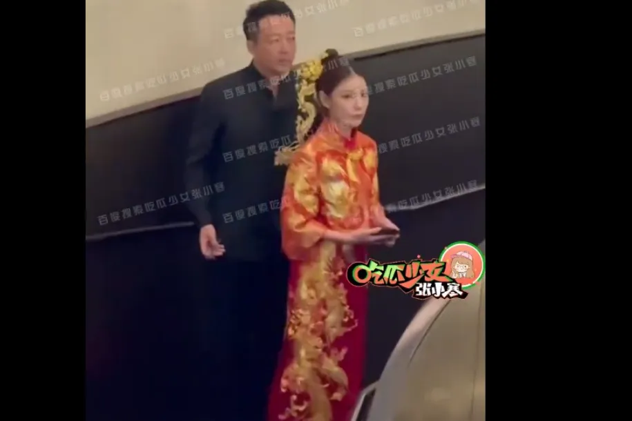 汪小菲與馬筱梅17日在大陸北京補辦婚宴,張蘭穿白色旗袍出席。(圖/翻攝自微博)