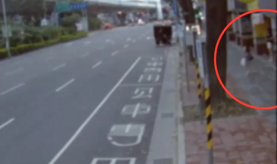 大叔在路邊偷拍女OL。（圖／翻攝畫面）