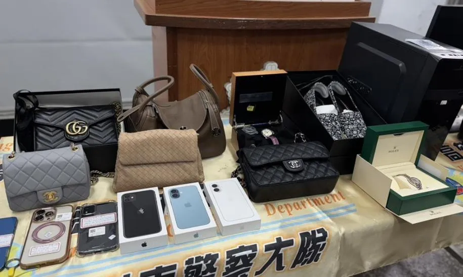 高雄警方破獲一起詐騙洗錢案查扣大批贓證物。(圖/翻攝畫面)