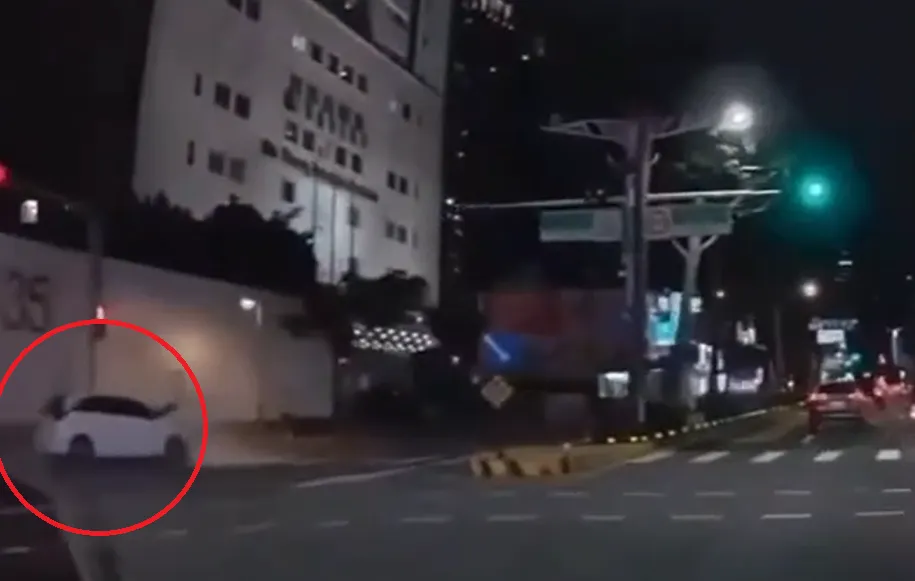 張男車速過快徹底失控，朝著路口盲區猛烈衝撞過去。（圖／翻攝畫面）