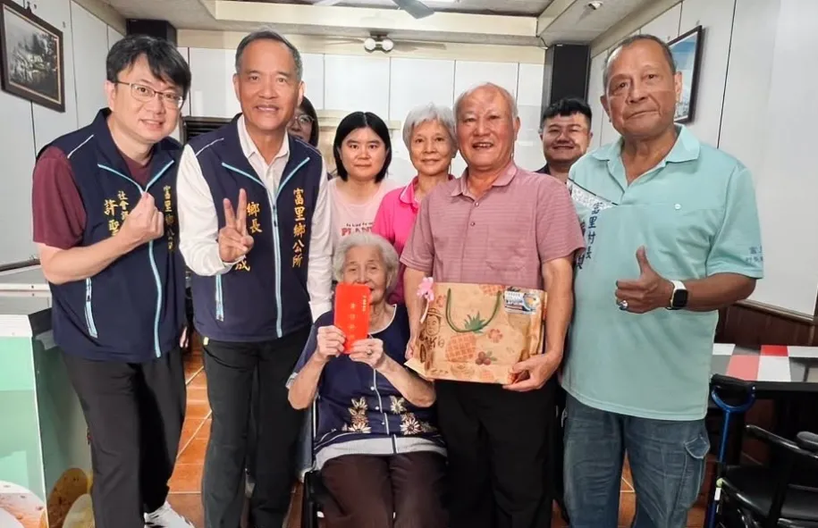 迎接重陽節，富里鄉長江東成親送重陽禮金到府。（圖／富里鄉公所）