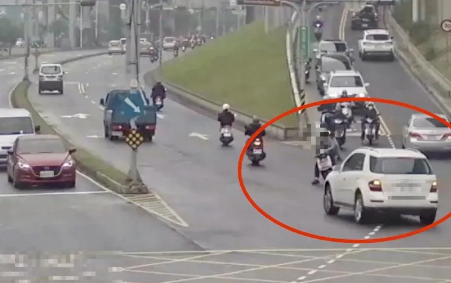賓士車違規闖紅燈撞上對向機車。(圖/翻攝畫面)