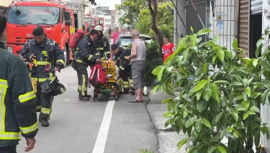 苗栗市嘉盛街一棟透天厝2日下午2時許發生火警,一家三口所幸及時發現火勢逃生,其中兒子一度受困攀爬至鄰居屋頂。(圖/翻攝畫面)