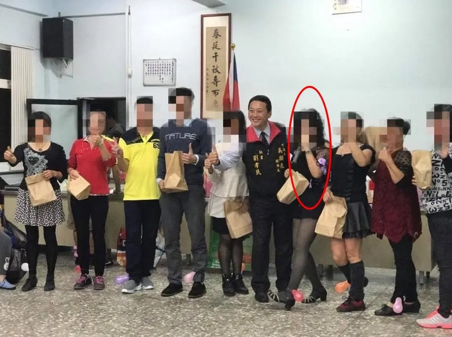 李女在台中市大雅區教授土風舞，平時約有30至50名學員，也會參加社區活動。（圖／翻攝畫面）
