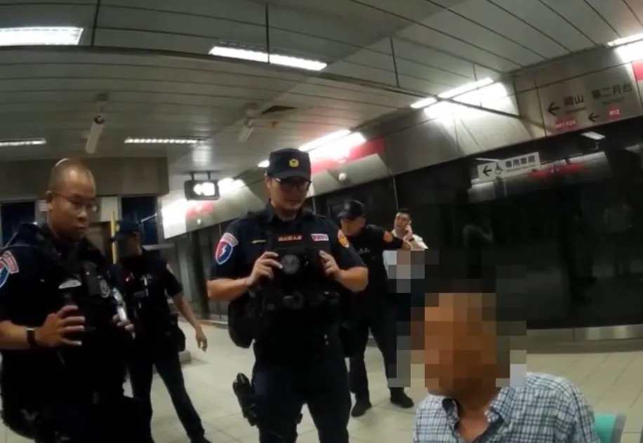 警方趕來逮人。（圖／中天新聞）