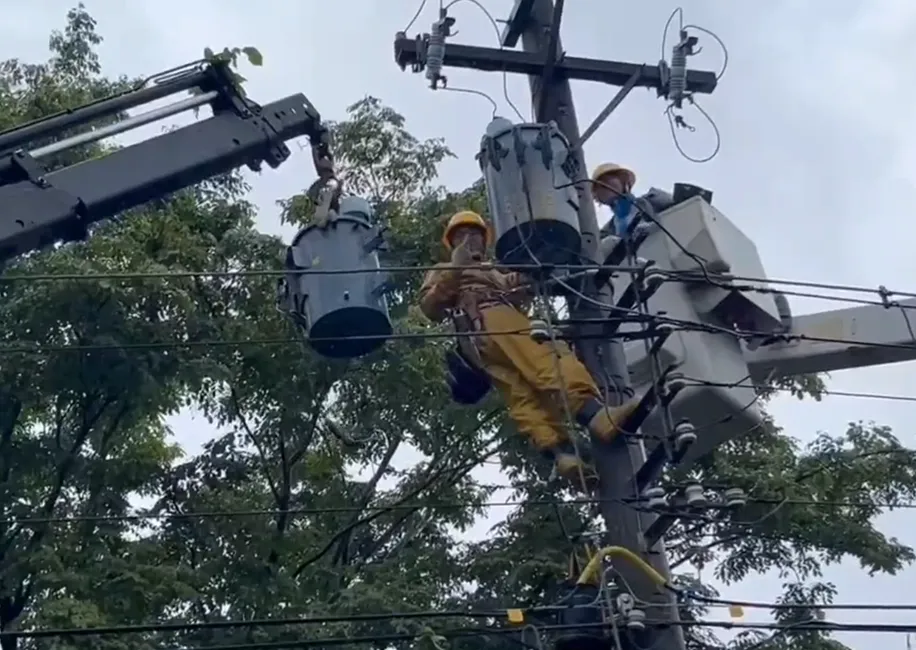 屏東地區因雷擊、豪雨造成導線脫落及變壓器故障,台電人員冒雨搶修。(圖/台電提供)