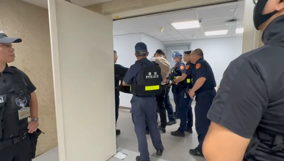 桃園國際機場第一航廈今日下午驚傳持刀挾持案。(圖/翻攝畫面)