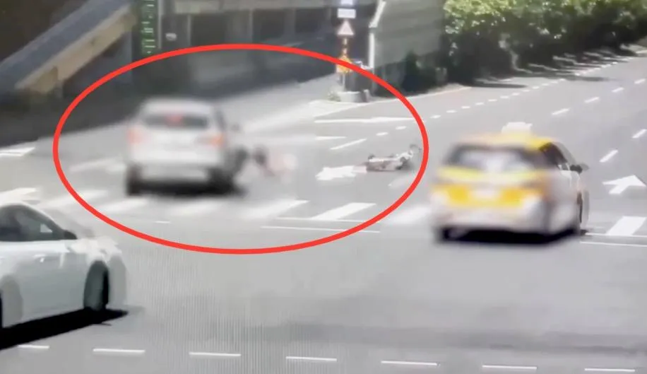 男子騎Ubike遭轎車撞飛倒地。（圖／翻攝畫面）