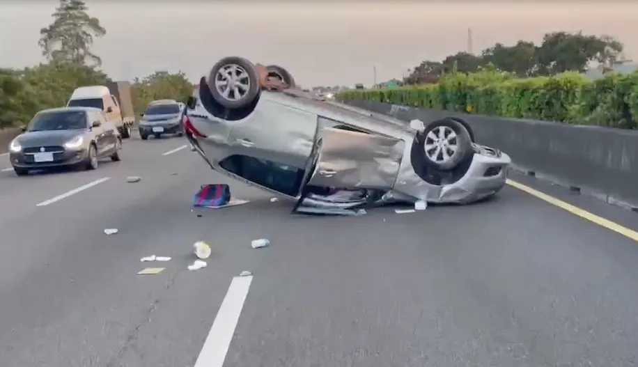 國道1號彰化段昨日發生翻車事故。（圖／警方提供）