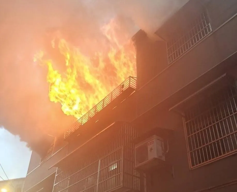 桃園市中壢區31日清晨5時許發生重大火警事故,一棟透天厝陷入火海,造成1名婦人及4名孩童不幸罹難。(圖/桃園市消防局提供)