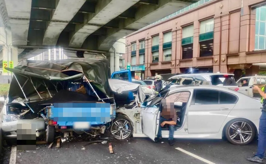 新莊新北大道下午發生連環車禍。（圖／翻攝畫面）