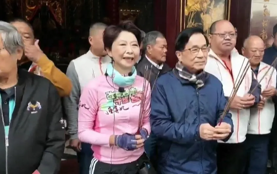 民進黨立委陳亭妃鐵馬行動來到台南關廟山西宮正好巧遇前總統陳水扁前往參拜。(圖/陳亭妃臉書)